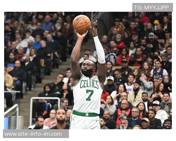 杰伦布朗半场表现出色普理查德助攻频繁两人联手引领球队攻势 杰伦布朗半场表现出色普理查德助攻频繁两人联手引领球队攻势