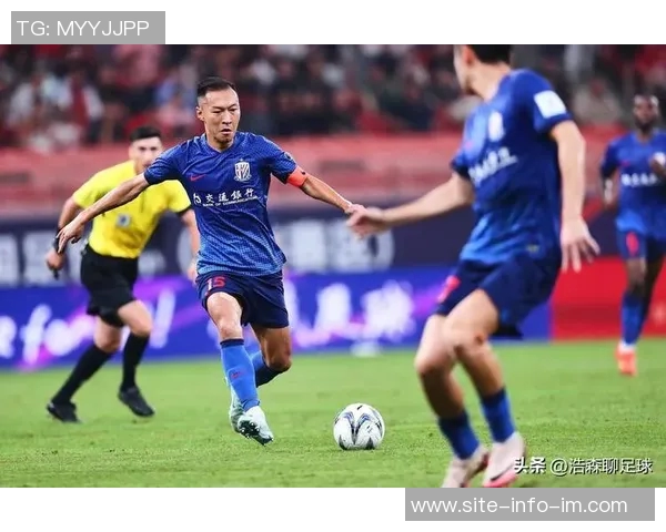 上海市足协热烈祝贺海港队在上海足球史上创造辉煌成就的壮丽篇章